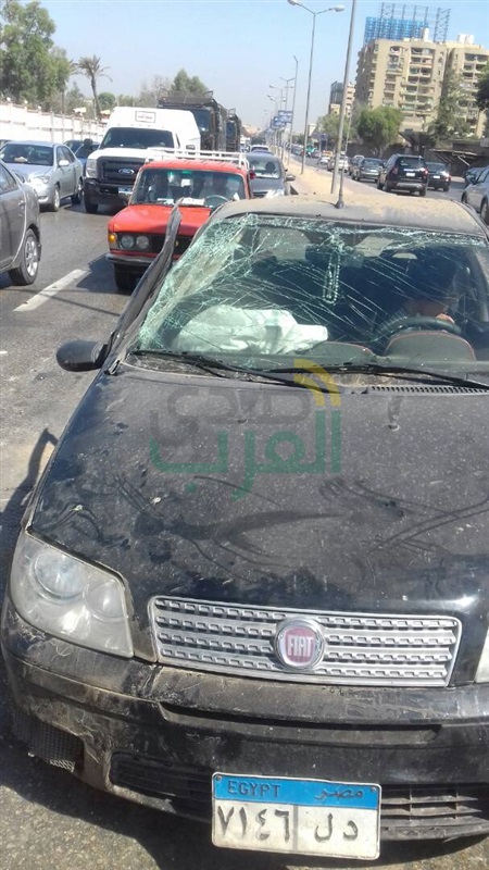 بالصور.. إصابة شخصين في تصادم 3 سيارات أعلى محور المشير