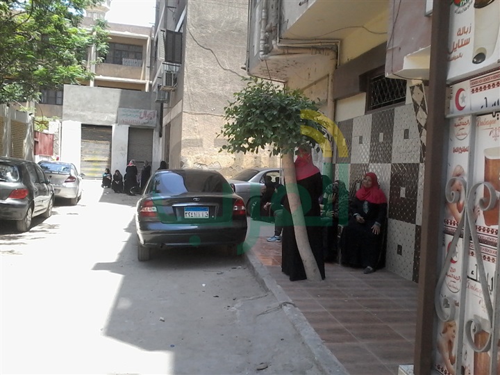 بالصور.. أولياء الأمور ينتظرون أبناءهم أمام لجان الثانوية العامة بالقليوبية