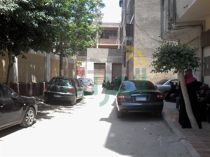 بالصور.. أولياء الأمور ينتظرون أبناءهم أمام لجان الثانوية العامة بالقليوبية