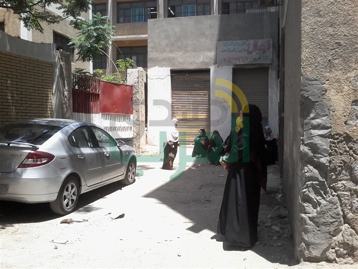 بالصور.. أولياء الأمور ينتظرون أبناءهم أمام لجان الثانوية العامة بالقليوبية