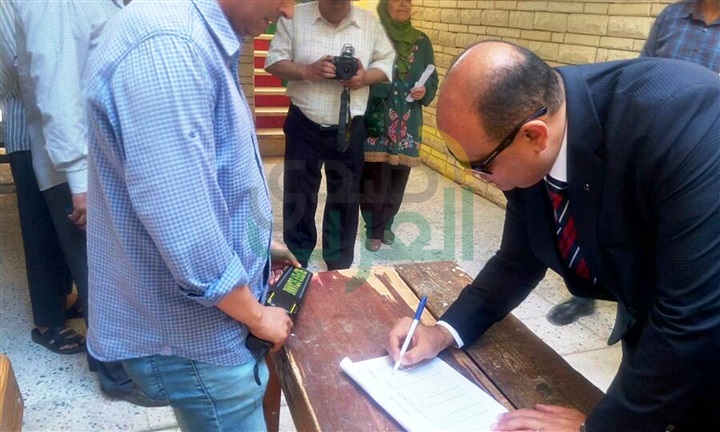 بالصور.. محافظ مطروح يتفقد امتحانات الثانوية العامة