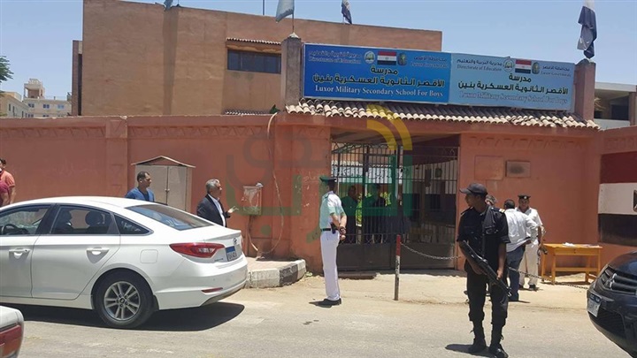 بالصور.. القلق يسيطر على أولياء أمور طلاب الثانوية العامة بالأقصر