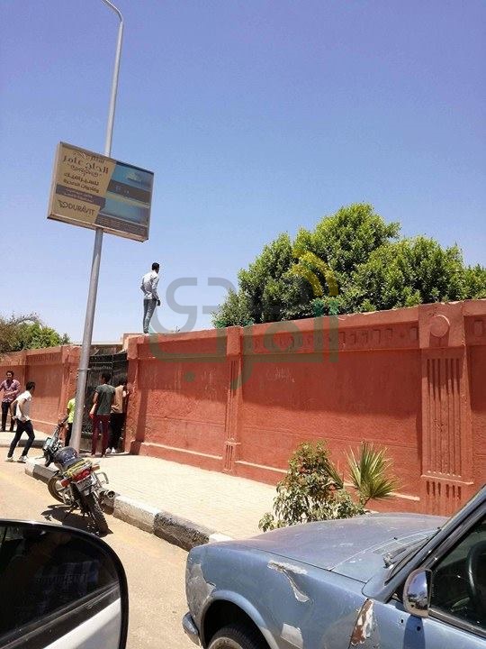 بالصور.. القلق يسيطر على أولياء أمور طلاب الثانوية العامة بالأقصر