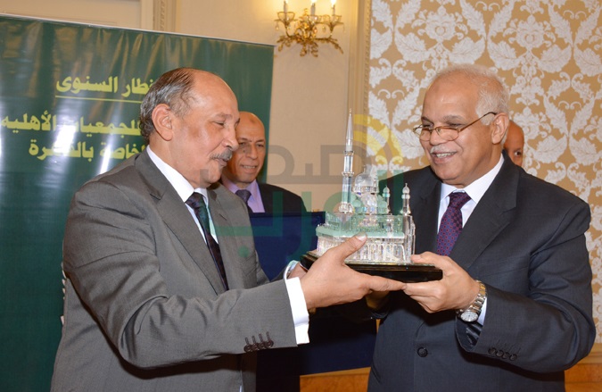 بالصور.. "الإقليمي للجمعيات الأهلية" يكرم محافظ القاهرة السابق