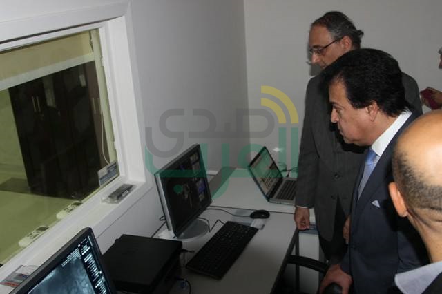 بالصور.. عبد الغفار يفتتح أعمال تطوير بمعهد تيودوربلهارس للأبحاث
