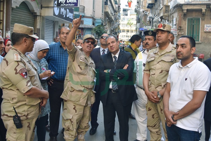 بالصور.. محافظ الإسكندرية يتابع أعمال هدم عقار الأزاريطة