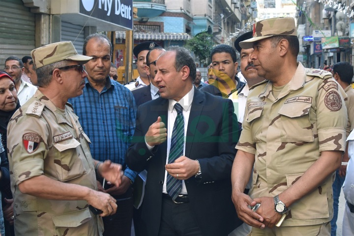 بالصور.. محافظ الإسكندرية يتابع أعمال هدم عقار الأزاريطة