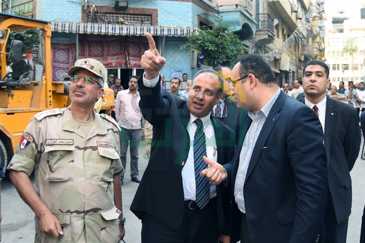 بالصور.. محافظ الإسكندرية يتابع أعمال هدم عقار الأزاريطة