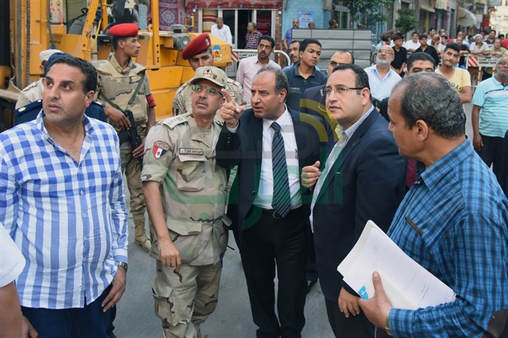 بالصور.. محافظ الإسكندرية يتابع أعمال هدم عقار الأزاريطة