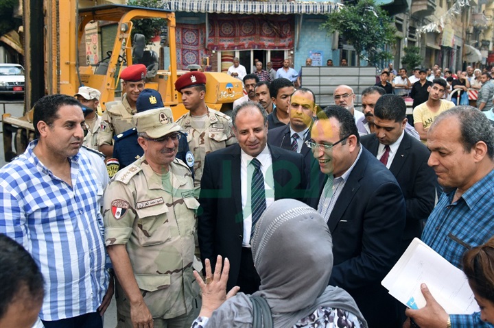 بالصور.. محافظ الإسكندرية يتابع أعمال هدم عقار الأزاريطة