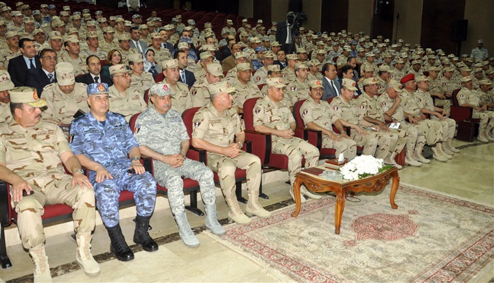 وزير الدفاع: ما تواجهه مصر يستلزم أن يقاتل كل فرد في مكان عمله