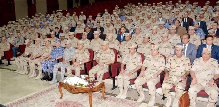 وزير الدفاع: ما تواجهه مصر يستلزم أن يقاتل كل فرد في مكان عمله