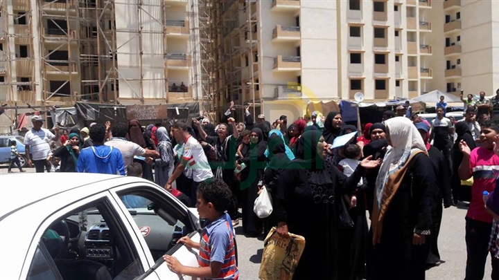بالصور.. أهالى عزبة أبو عوف ببورسعيد يقطعون الطريق بعد إزالة منازلهم