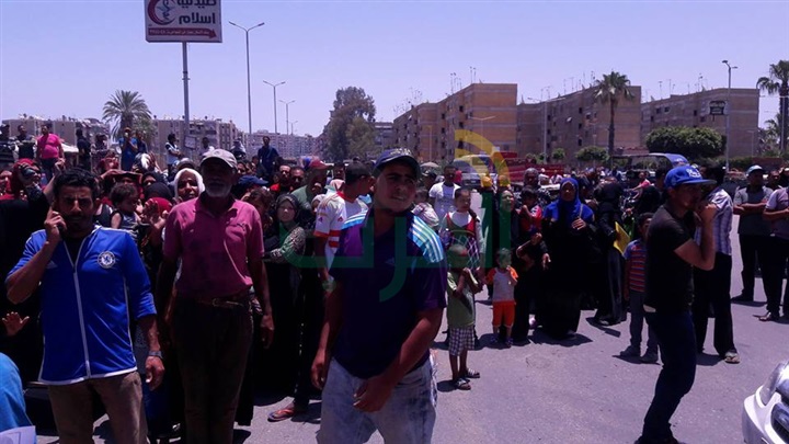 بالصور.. أهالى عزبة أبو عوف ببورسعيد يقطعون الطريق بعد إزالة منازلهم