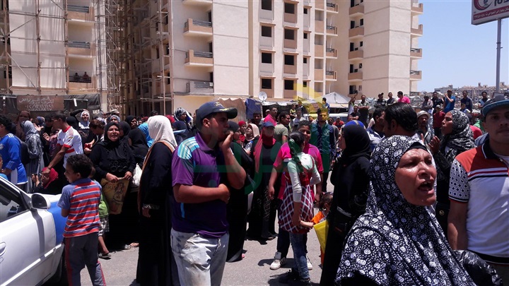 بالصور.. أهالى عزبة أبو عوف ببورسعيد يقطعون الطريق بعد إزالة منازلهم