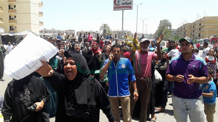 بالصور.. أهالى عزبة أبو عوف ببورسعيد يقطعون الطريق بعد إزالة منازلهم