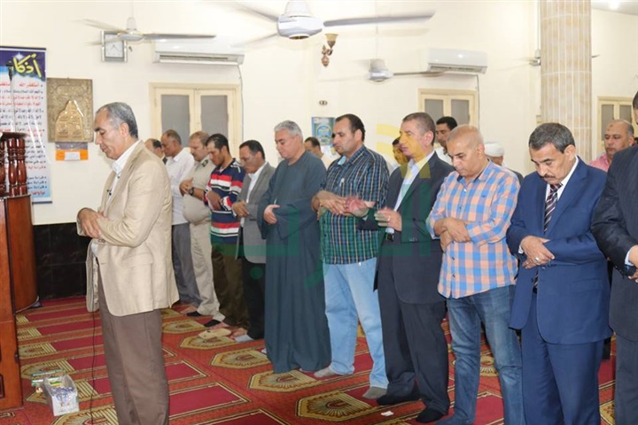 بالفيديو والصور.. محافظ كفرالشيخ يشارك قرية "الشرقي" بالحامول  إفطارهم الجماعي 
