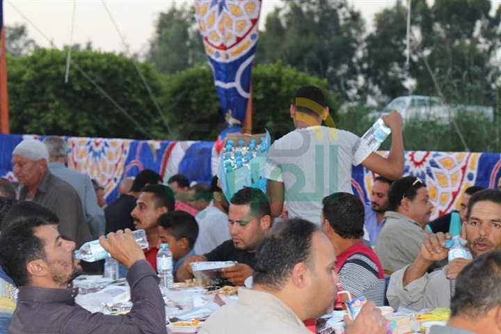 بالفيديو والصور.. محافظ كفرالشيخ يشارك قرية "الشرقي" بالحامول  إفطارهم الجماعي 