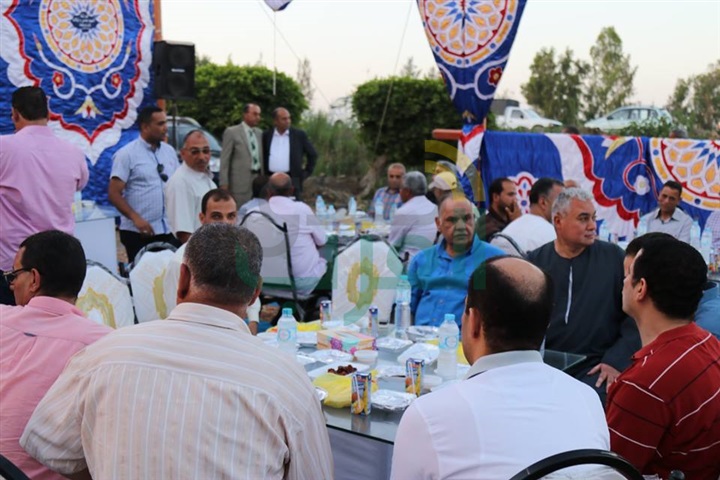 بالفيديو والصور.. محافظ كفرالشيخ يشارك قرية "الشرقي" بالحامول  إفطارهم الجماعي 