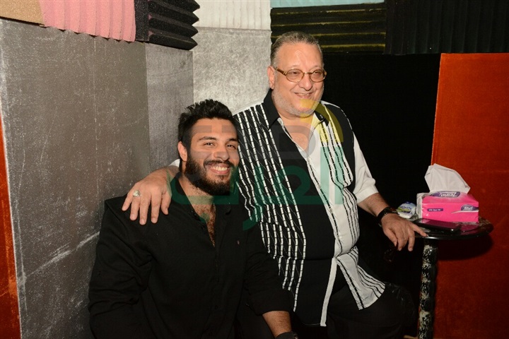 بالصور.. أحمد الكحلاوي مع ابنه "فينك ايامك يا رمضان" بالصور.. أحمد الكحلاوي مع ابنه "فينك ايامك يا رمضان"