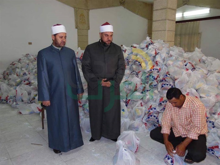 بالصور: أوقاف الإسكندرية توزِّع 1500 "شنطة رمضانية" على فقراء الثغر