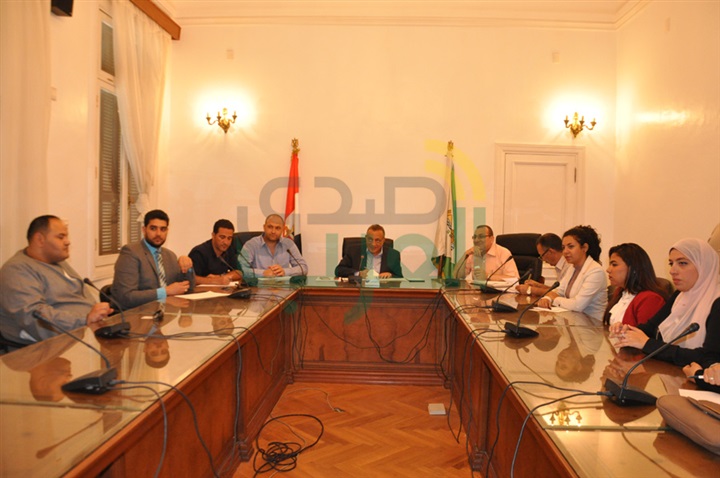 بالصور.. محافظ الجيزة يلتقى عددًا من شباب المحافظة