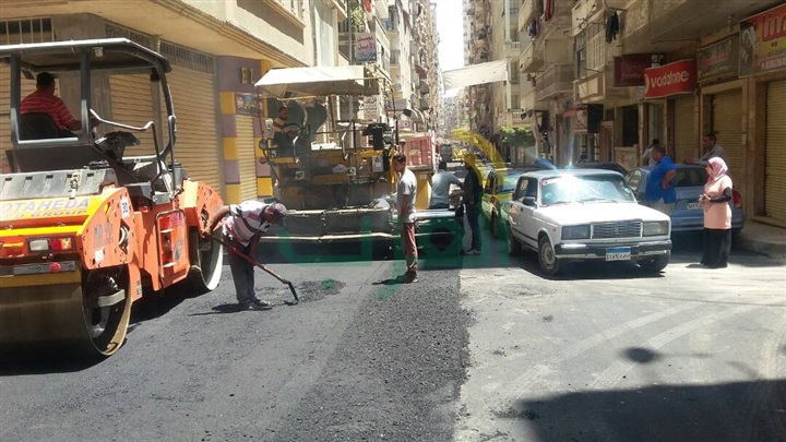 بالصور.. رفع كفاءة الطرق بشوارع الإسكندرية