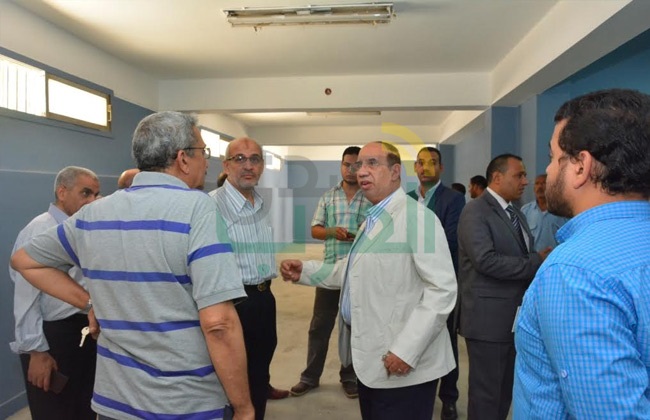 بالصور.. رئيس جامعة أسيوط يتفقد تجهيزات المشروعات التابعة لوحدة نقل التكنولوجيا المتكاملة