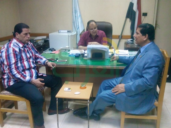 بالصور.. قيادات تعليم كفرالشيخ تؤدي واجب العزاء لأسرة معلمين لقيا مصرعهما في حادث تصادم