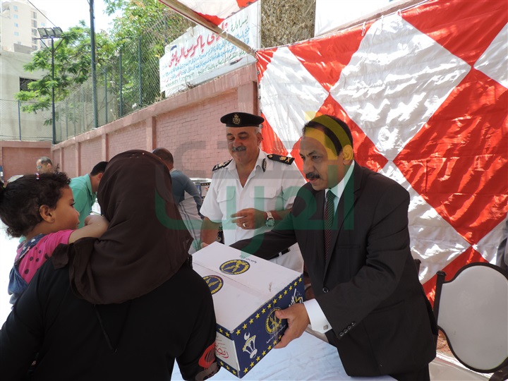 بالصور: مدير أمن الإسكندرية يوزع "شنط رمضان" على أهالي الثغر