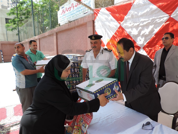 بالصور: مدير أمن الإسكندرية يوزع "شنط رمضان" على أهالي الثغر