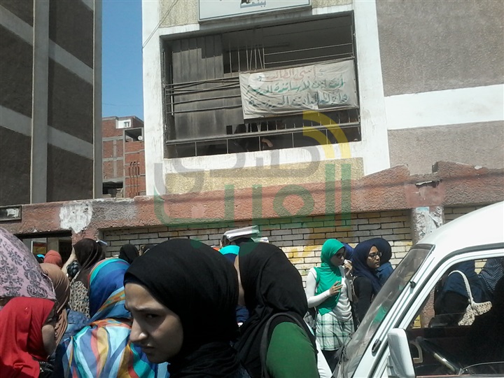 بالصور.. إغماء وبكاء هستيرى عقب امتحان الإنجليزي بالقليوبية