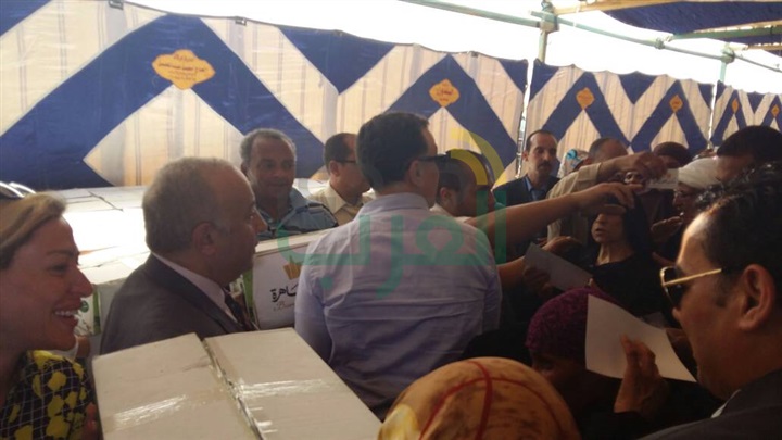 بنك القاهرة والأورمان يوزعان كراتين رمضان على الغير قادرين