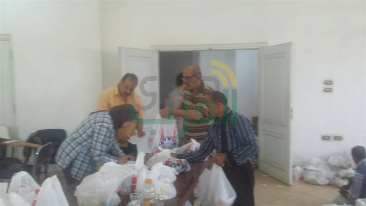 أوقاف الإسكندرية توزع 1500 "شنطة رمضانية" على الفقراء بالعامرية وريف المنتزة