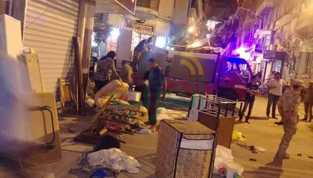 بالصور.. إزالة نصف أدوار عقار الأزاريطة وتسليم المتعلقات لأصحابها