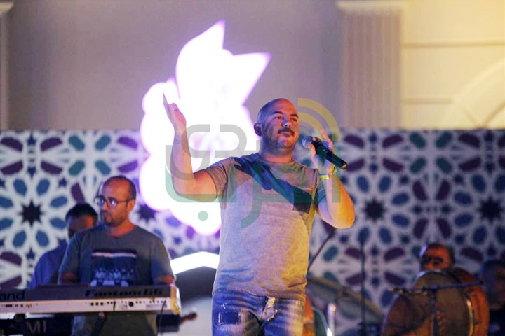 بالصور .. محمود العسيلى يشعل خيمة "باب القصر"