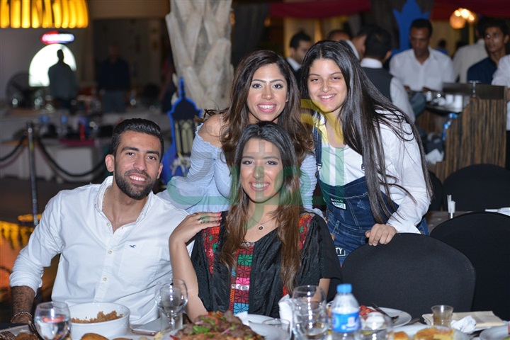 بالصور .. محمود العسيلى يشعل خيمة "باب القصر"