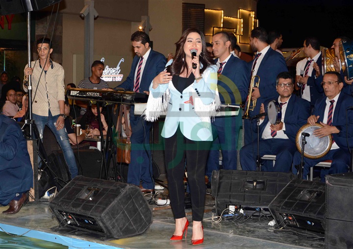 بالصور .. بوسى تشعل خيمة ليالى الحسين بحضور كامل العدد بالصور .. بوسى تشعل خيمة ليالى الحسين بحضور كامل العدد
