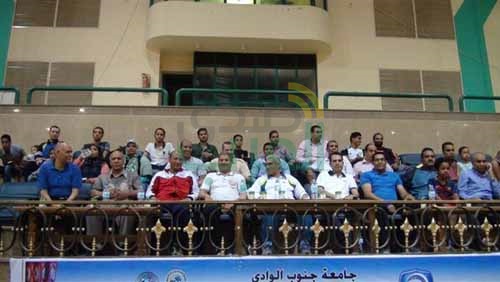 بالصور.. رئيس جنوب الوادي يوزع شهادات الكؤوس على الفائزين بالدورة الرمضانية