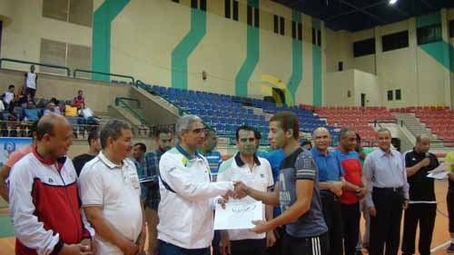 بالصور.. رئيس جنوب الوادي يوزع شهادات الكؤوس على الفائزين بالدورة الرمضانية