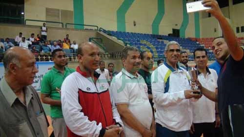 بالصور.. رئيس جنوب الوادي يوزع شهادات الكؤوس على الفائزين بالدورة الرمضانية