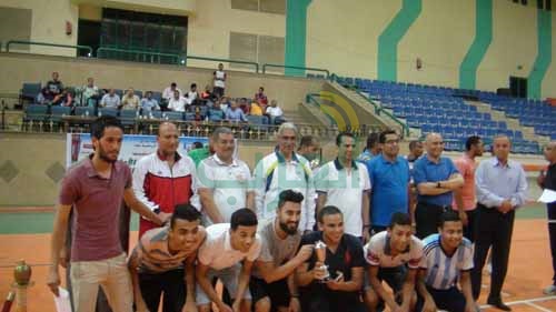 بالصور.. رئيس جنوب الوادي يوزع شهادات الكؤوس على الفائزين بالدورة الرمضانية