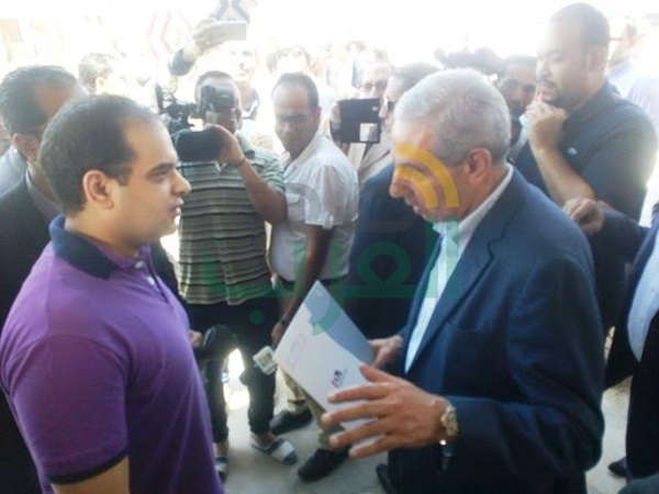 بالصور.. وزير التجارة والصناعة يسلم عقود تخصيص الوحدات الصناعية للشباب