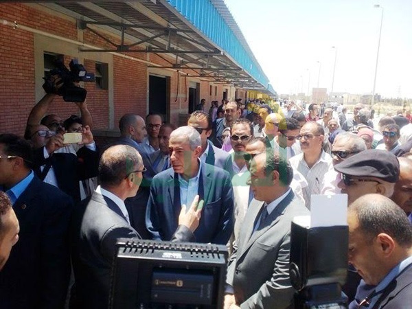 بالصور.. وزير التجارة والصناعة يسلم عقود تخصيص الوحدات الصناعية للشباب