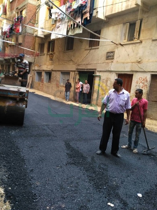 رصف وتنظيف الطرق بنطاق حي الجمرك 