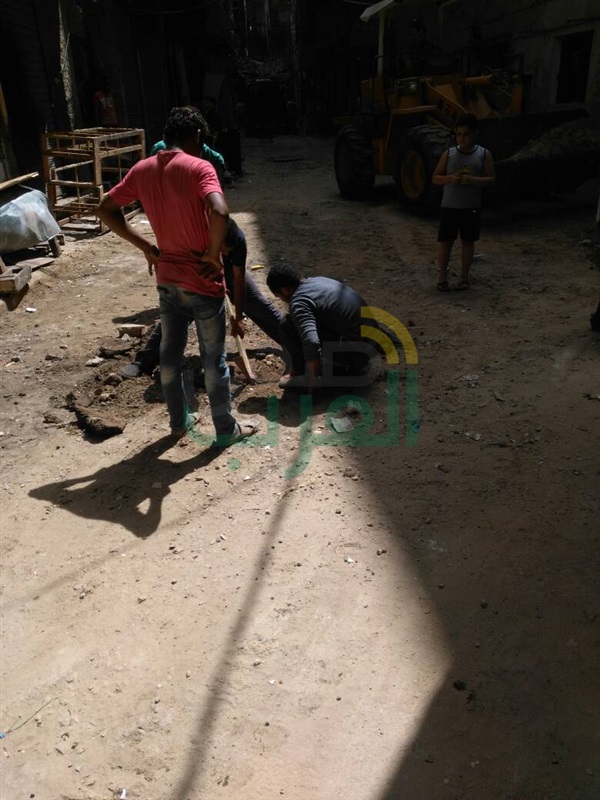 رصف وتنظيف الطرق بنطاق حي الجمرك 