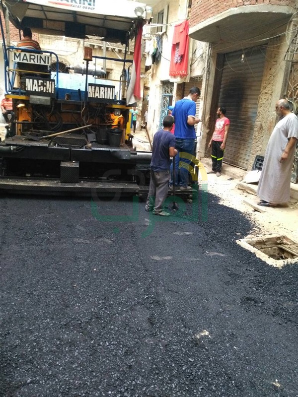 رصف وتنظيف الطرق بنطاق حي الجمرك 