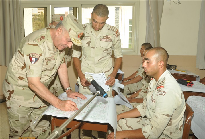 الفريق "حجازى" يتفقد عددًا من الأنشطة التعليمية والتدريبية لطلبة الكلية الحربية