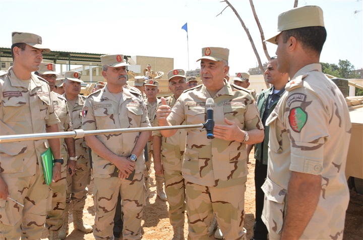 الفريق "حجازى" يتفقد عددًا من الأنشطة التعليمية والتدريبية لطلبة الكلية الحربية