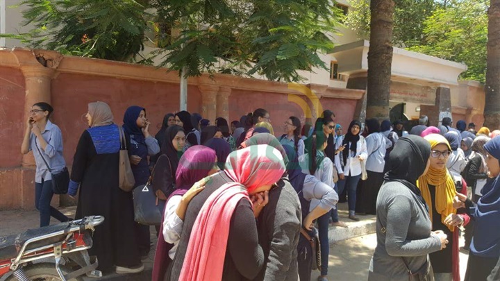 بالصور.. صدمة طلاب الأقصر بسبب صعوبة "الفيزياء والتاريخ"